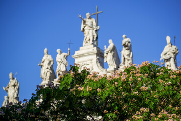 Fototapeta na wymiar Statues sur le sommet de la Basilique Saint-Jean-de-Latran à Rome