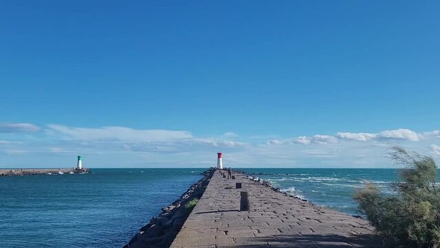 Phare en M&eacute;diterran&eacute;e, plage pr&egrave;s de B&eacute;ziers, Occitanie, H&eacute;rault, embouchure Vias , Grau d'Agde,  plage, ciel bleu, littoral golfe du Lion, tramontane