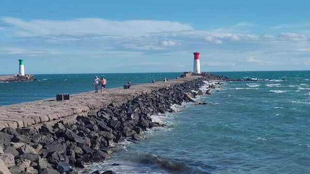 Phare embouchure fleuve H&eacute;rault, Vias,  B&eacute;ziers, Vias, plagla Tamarrissi&egrave;re, littoral languedocien par tramontane, mer, M&eacute;diterran&eacute;e, vagues, phare, eau, ciel, c&ocirc;te, paysage, jet&eacute;e, Occitanie