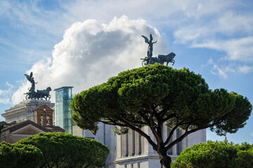 Fototapeta na wymiar Quadrige au sommet du Vittoriano à Rome