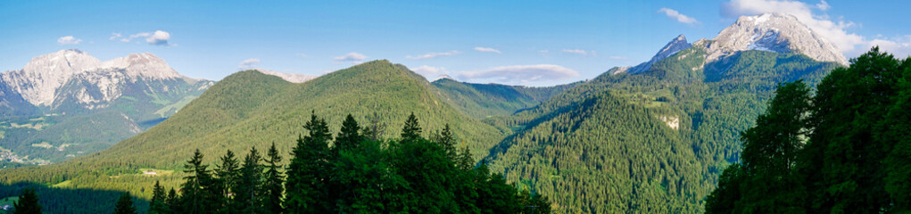 Panorama vom Soleleitungsweg in Ramsau auf den Watzmann bis hin zum Kehlstein © turtles2