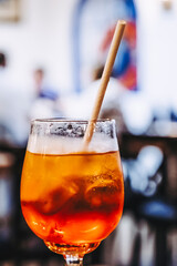 Verre de cocktail spritz fait-maison avec des glaçons - Boisson rafraîchissante pour l'été