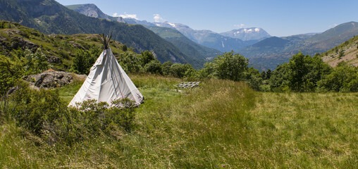 tipi en  montagne dans les Alpes en france à Mizoën au refuge des clos ,étape du tour des...