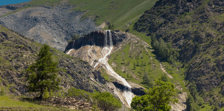 Cascade de la Pisse en bas du plateau d'Emparis dans les Alpes en Oisans en Is&egrave;re en &eacute;t&eacute;