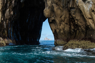 Cueva en el mar de Galápagos