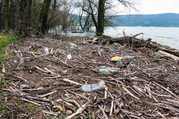 Obraz premium Garbage washed up on the shore of the lake