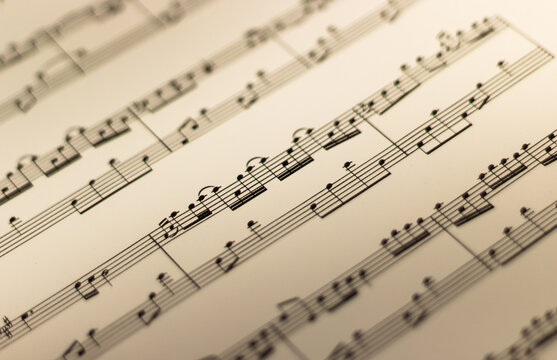 Partitura de piano de color crema