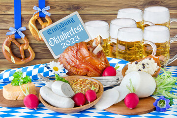 Einladung zum Oktoberfest in München 2023  Bier und traditionelle Küche mit Dekoration und...