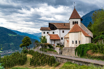 Fototapeta na wymiar Kirche St. Peter ob Gratsch in Dorf Tirol im Burggrafenamt, Vintschgau, Südtirol