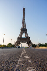 朝焼けに照らされるパリの街並みとエッフェル塔