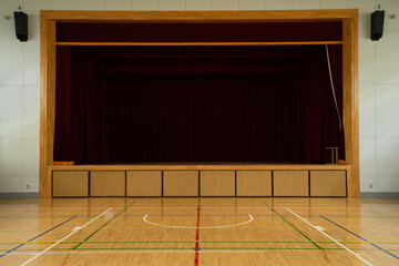 学校の体育館、日差しが入る明るい体育館、中学校の体育館、公共施設のバスケットコート