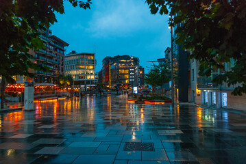 Illuminated Akker Brygge, a modern district in Oslo city center at night and in the rain, Norway - obrazy, fototapety, plakaty