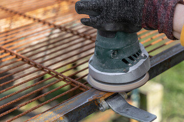 Grinding of a metal grid using a vibrating sander