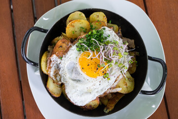 Sartén con patatas, carne y huevo frito, un plato típico del Tirol