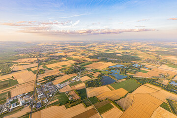 Reportage en montgolfière au-dessus de Pommard. Hot-air ballooning over Pommard.