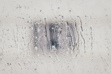 Widok deszczu spływającego po szybie okna - obrazy, fototapety, plakaty