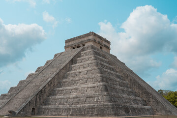 Fototapeta na wymiar Magnificent pyramid of Chichen Itza, Riviera Maya