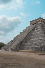 Fototapeta na wymiar Magnificent pyramid of chichen itza, riviera maya in summer vacation