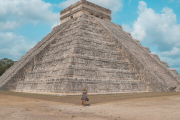 Fototapeta na wymiar Beautiful lady enjoying her vacation in the central archaeological zone of the pyramid of Chichen Itza