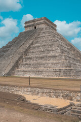 Fototapeta na wymiar Magnificent central pyramid of Chichén Itzá, Riviera Maya with excavation of ruins found