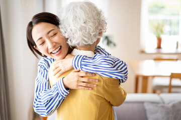 笑顔で抱き合い喜ぶ母娘
