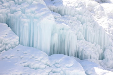 Obraz premium 氷の世界、氷点下の森。氷に覆われた森の木々。日の光に輝く氷。 