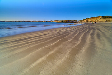 千葉県銚子市の銚子マリーナ海水浴場の砂浜の風紋と屏風ヶ浦の波食窪方面