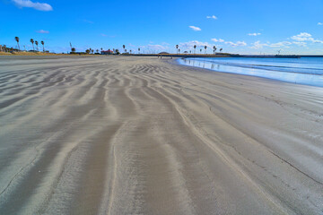 千葉県銚子市の銚子マリーナ海水浴場の砂浜の風紋と名洗港海浜公園方面