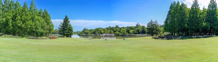 青空バックに見る新緑に囲まれた舞台のある公園のパノラマ情景