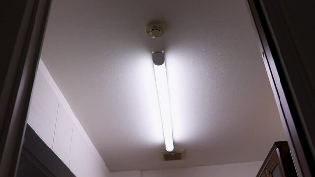 天井の照明器具の点灯と消灯