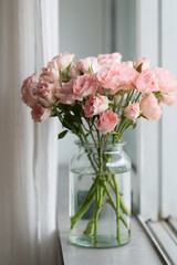 The bouquet of pink roses in a glass vase