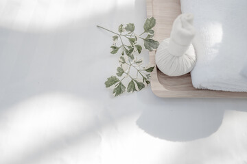 Beautiful spa composition on massage table in wellnes s center - obrazy, fototapety, plakaty