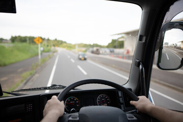 トラックを運転する男性の手元