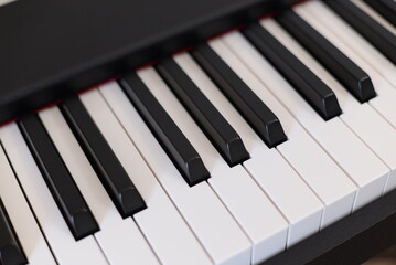 電子ピアノの鍵盤のクローズアップ