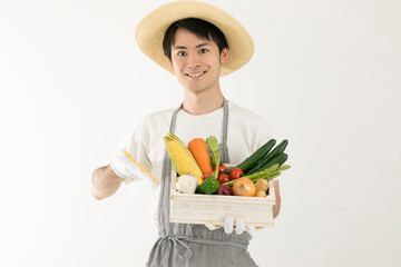 野菜の詰め合わせをもつ男性　vegetable