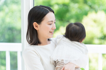 Fototapeta premium 生後9ヶ月の赤ちゃんを抱っこするママ（家族・ファミリー・親子・育児・子育て・子供）