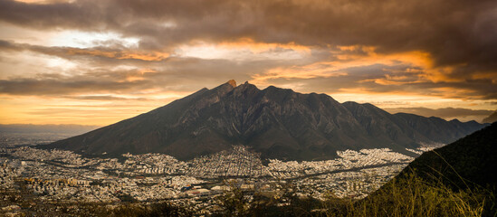 Montañas de Nuevo Leon, Mexico en atardecer