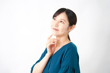 想像するミドルエイジ女性　白背景