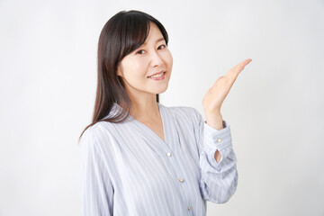 右側を案内するミドルエイジ女性　白背景