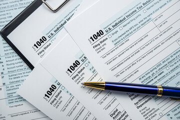 Obraz premium cloeup of 1040 US federal income tax return form with pen