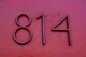 Numéro 814. Numéro de rue en métal. Rose sur rose.