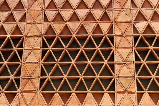 Mur de brique avec motif g&eacute;om&eacute;trique.