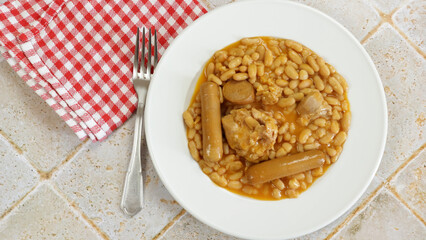 cassoulet , en gros plan, dans une assiette	