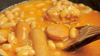 cassoulet cuisant dans une casserole
