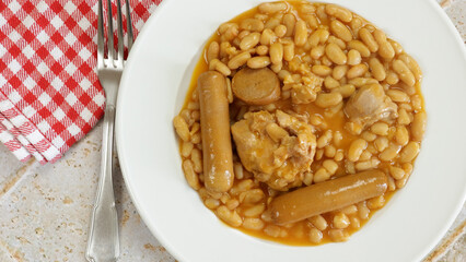 cassoulet , en gros plan, dans une assiette	