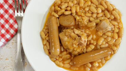cassoulet , en gros plan, dans une assiette	