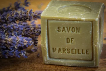 Fotobehang savon de Marseille et lavande isolé sur une table en bois © ALF photo