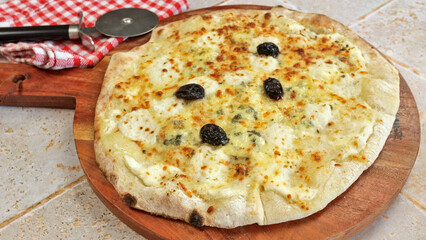 Pizza aux trois fromages , en gros plan