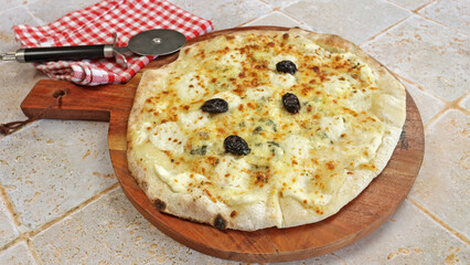 Pizza aux trois fromages , en gros plan