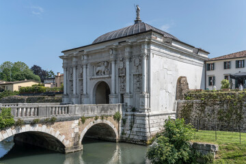 Fototapeta premium san Tomaso monumental entrance in city walls, Treviso, Italy